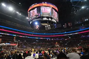 赛前欧联焦点战；洛杉矶湖人伤情更新；赛场秩序良好；赛程密集仍需轮换(2025欧联杯积分榜)