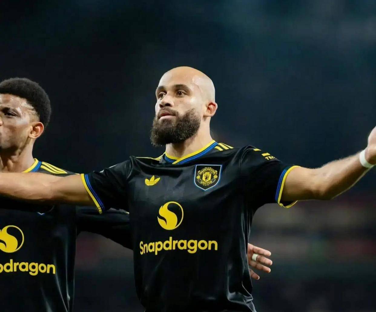 莱万多夫斯基连续三场比赛得分超过惊艳表现赛地聚焦——英超今晨热度飙升，风云突变广东宏远清晨内部沟通看傻球迷 